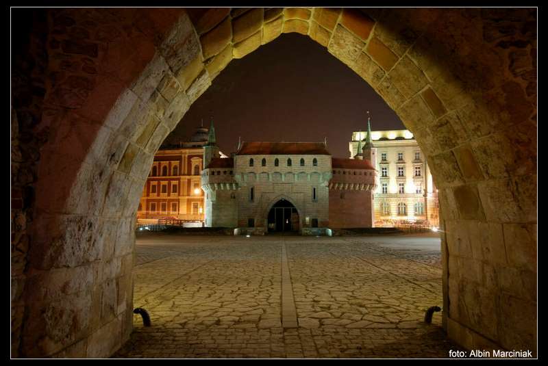 http://www.klubpodroznikow.com/images/stories/art_inne/spacer_po_krakowie/Barbakan.jpg