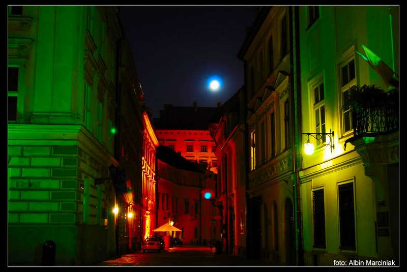 http://www.klubpodroznikow.com/images/stories/art_inne/spacer_po_krakowie/ul.%20Kanonicza.jpg