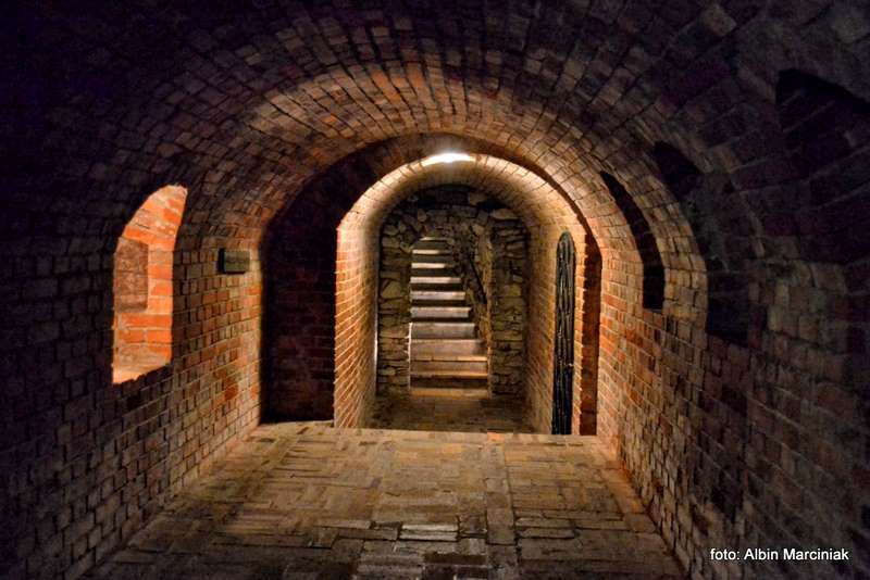 http://www.klubpodroznikow.com/images/stories/relacje/podziemia-sandomierz/DSC_0649.jpg