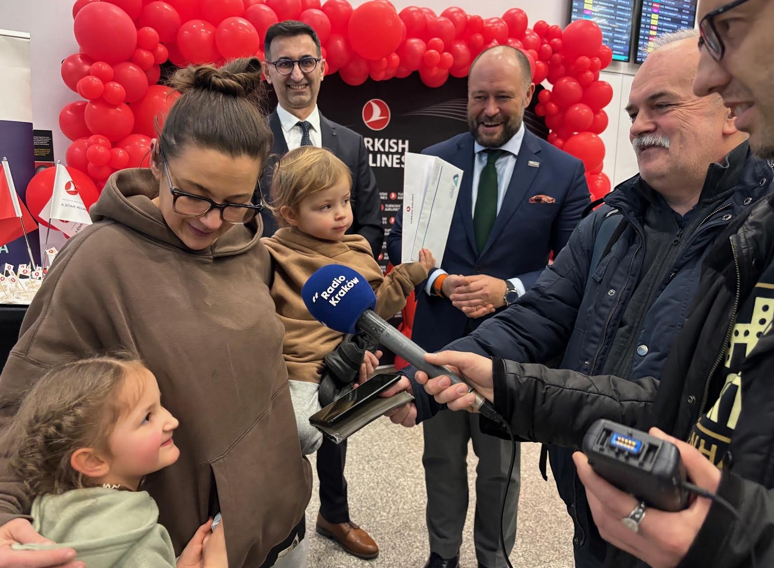 100-tysięczna pasażerka - pani Magdalena Mączyńska, prezes Łukaszem Strutyński oraz Yakup Gül - General Manager Kraków, Turkish Airlines.