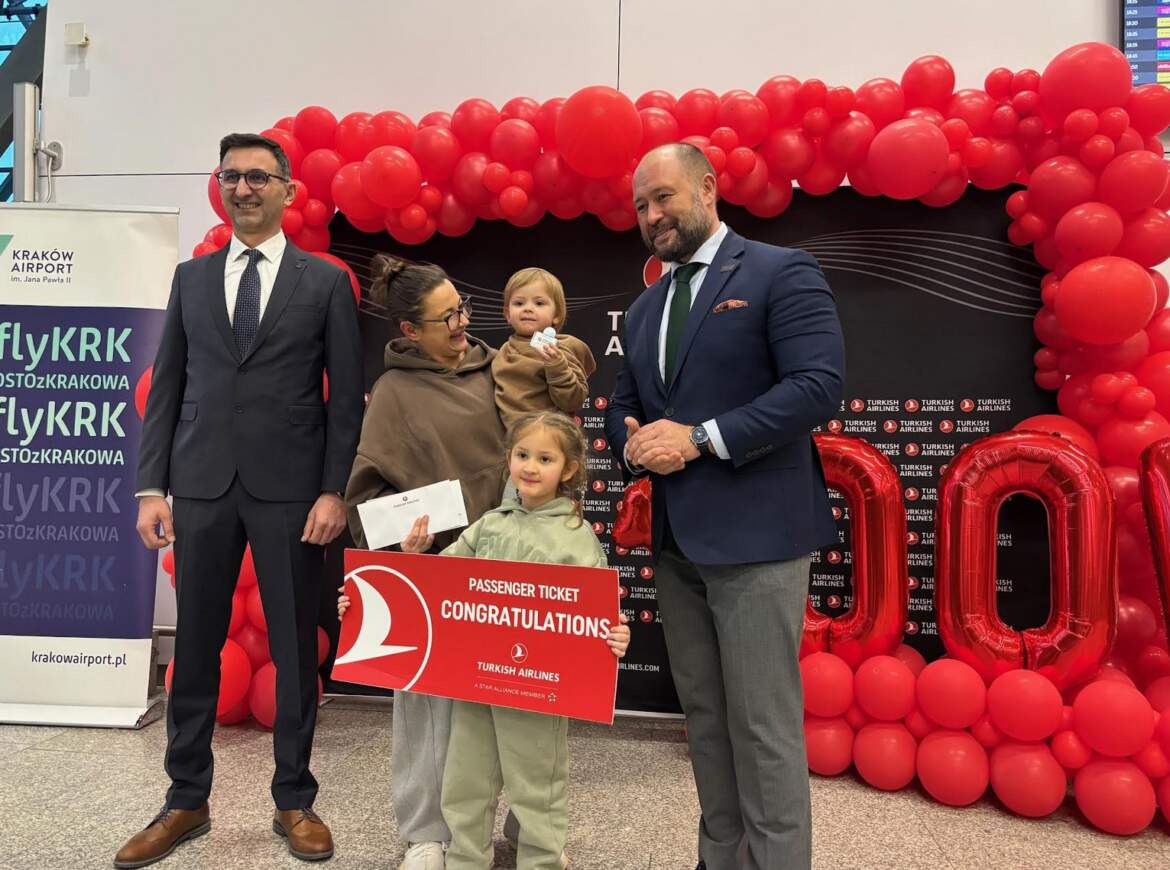 Turkish Airlines świętuje 100-tysięcznego pasażera wylatującego z Kraków Airport.