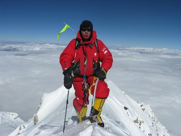 Artur_Hajzer_na_szczycie_Makalu_2011r_fot.jpg
