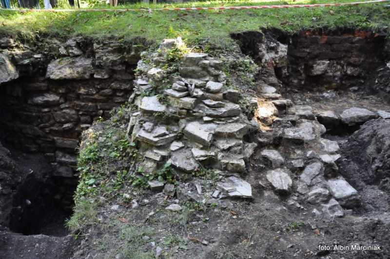 BadaniaarcheologicznenazamkuwCieszynieRotundawykopaliskawCieszynie(10).JPG