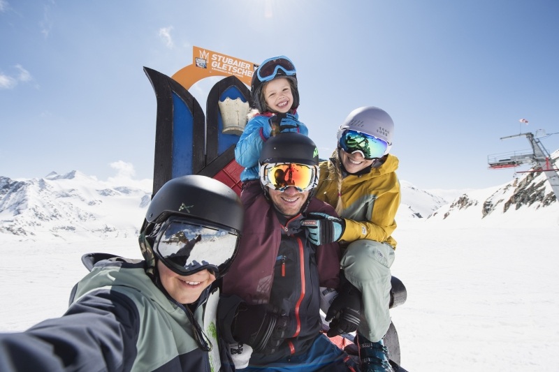 BIG_Family_Eisthron_print__3_fot_Stubaier_Gletscher_Andre_Schönherr-websm.jpg