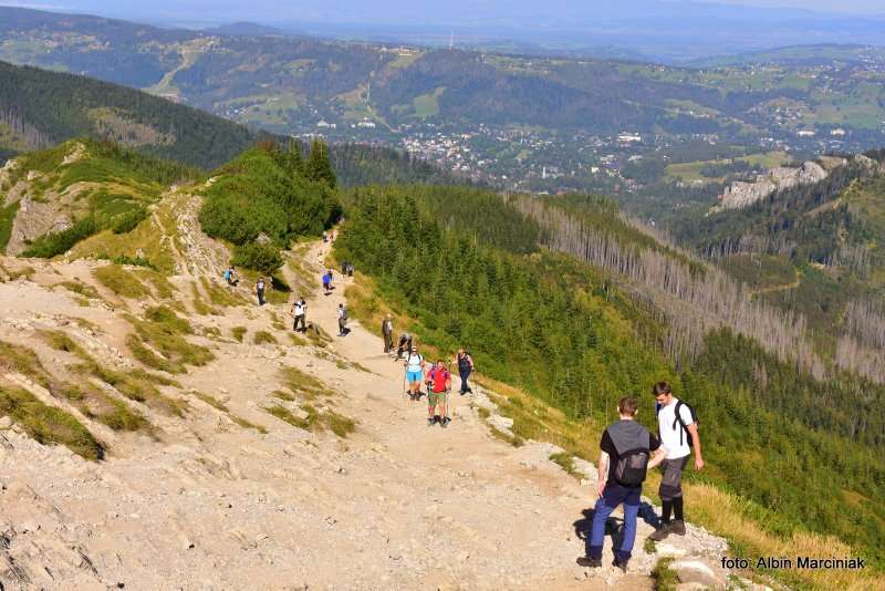 turyści na szlaku do Doliny Gąsienicowej 7