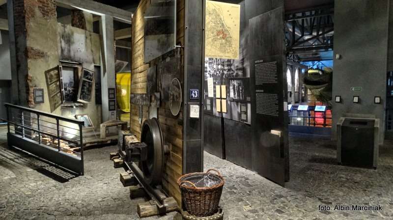 Muzeum Powstania Warszawskiego 9