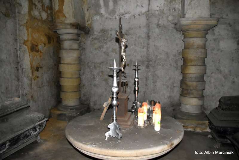 Zamek Lesna Skala w Szczytnej krypty podziemia lochy 12