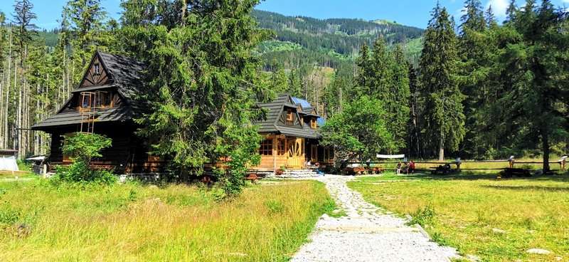 Schronisko w Dolinie Roztoki 5