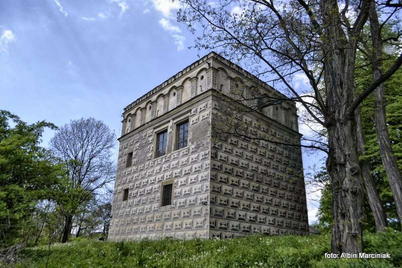 Zamek i dworek w Branicach 2