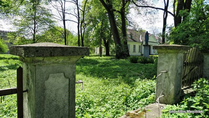 Zamek i dworek w Branicach 5