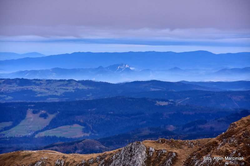 Czerwone Wierchy jesiennie widok na Trzy Korony w Pieninach