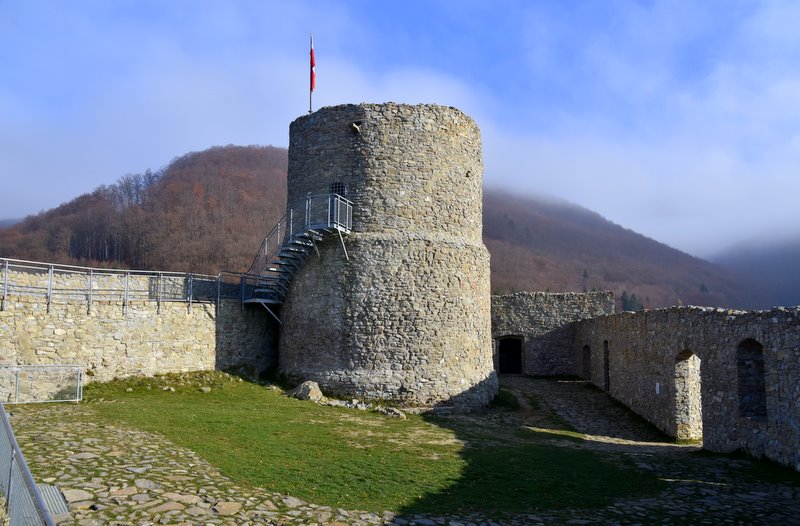 Średniowieczny zamek w Rytrze nad Popradem