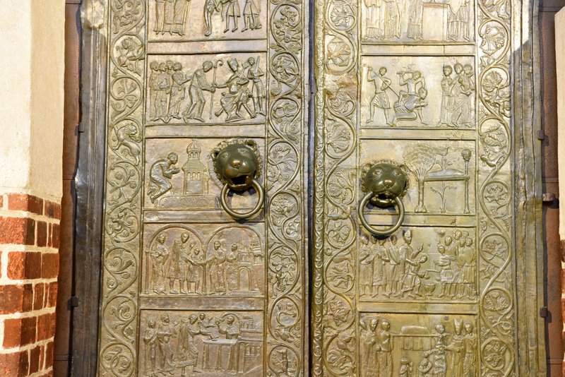 Drzwi Gnieźnieńskie – unikatowy zabytek romańskiej sztuki odlewniczej