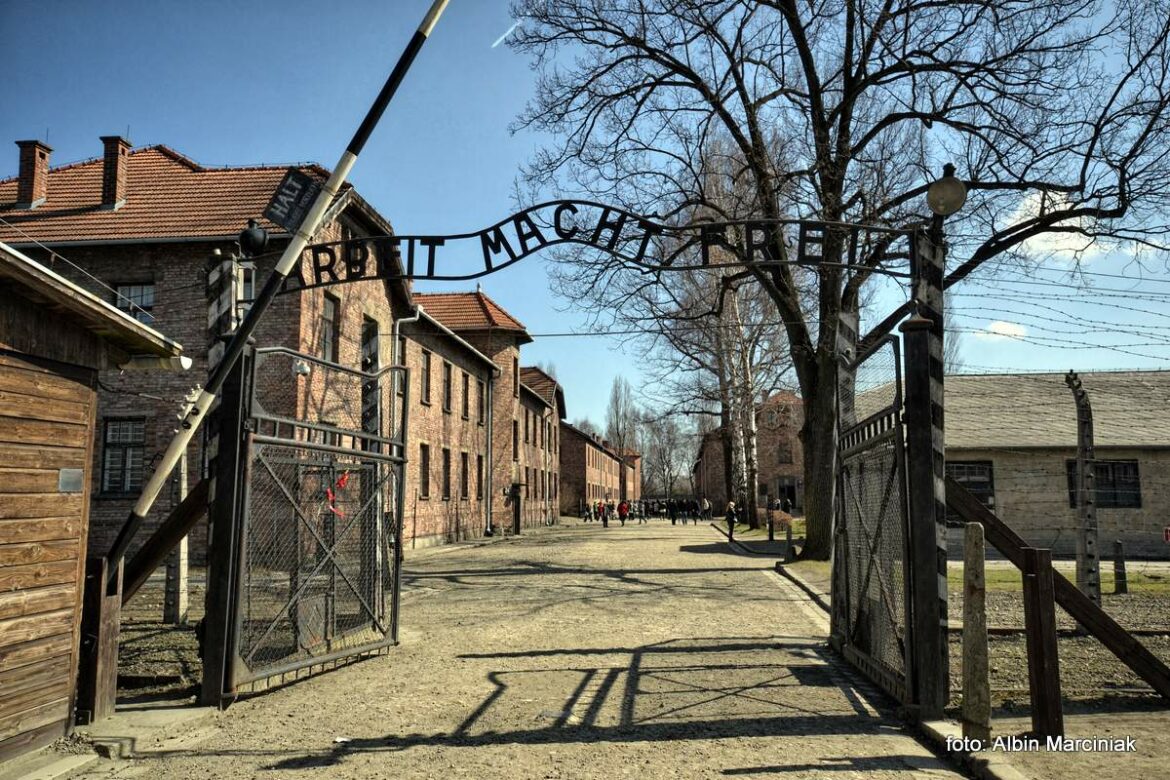 Państwowe Muzeum Auschwitz-Birkenau w Oświęcimiu Były niemiecki nazistowski obóz koncentracyjny i zagłady KL Auschwitz to jedno z najważniejszych miejsc pamięci na świecie. Utworzony przez niemieckich nazistów w 1940 roku, był największym ośrodkiem masowej eksterminacji podczas II wojny światowej. Dziś, jako muzeum i pomnik, upamiętnia miliony ofiar Holokaustu oraz przypomina o tragicznym dziedzictwie tego miejsca, ucząc o potrzebie szacunku, tolerancji i pokoju.