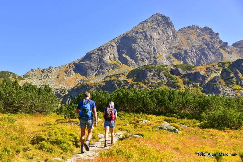 turysci na szlaku na przelecz Karb 1