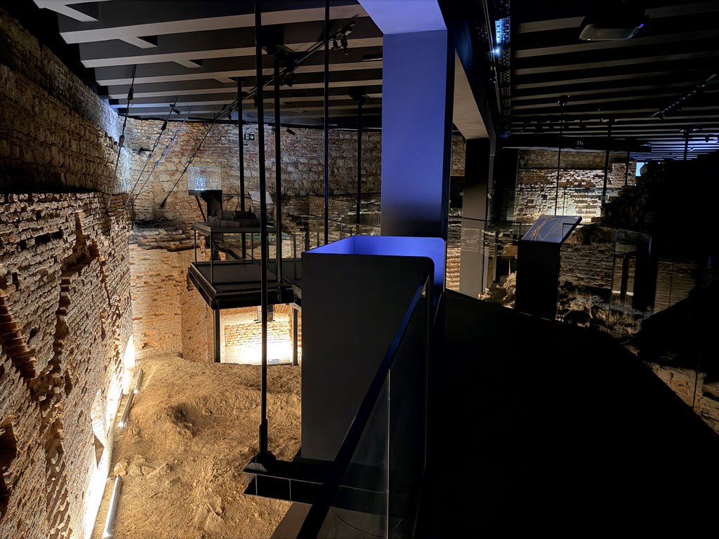 Międzymurze. Podziemia Wawelu