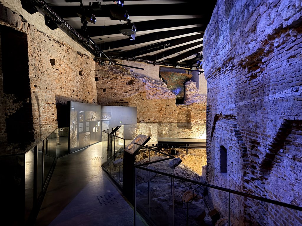 Międzymurze. Podziemia Wawelu