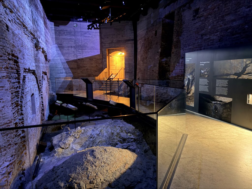 Międzymurze. Podziemia WaweluMiędzymurze. Podziemia Wawelu