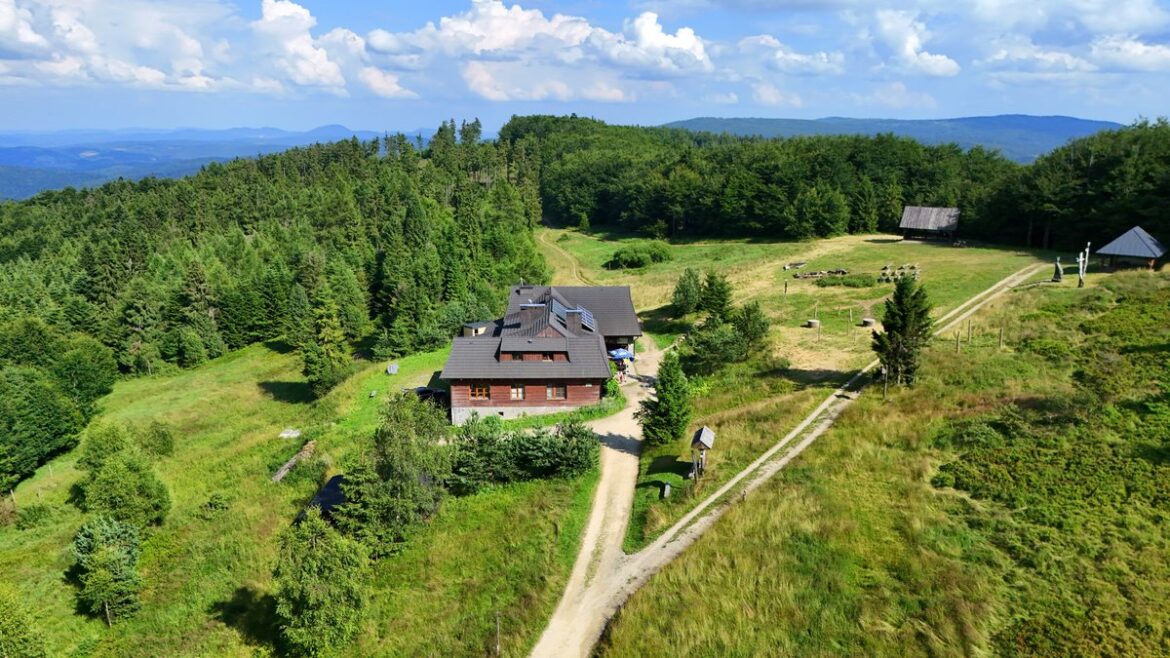 Schronisko PTTK na Hali Łabowskiej w Beskidzie Sądeckim