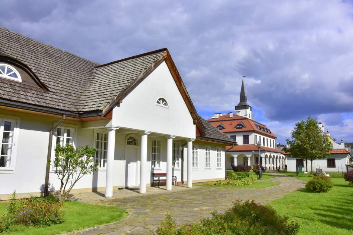 Obiekt, bez którego trudno wyobrazić sobie życie na dawnej prowincji – remiza strażacka. Za drewnianymi wrotami kryją się dawne wozy, węże gaśnicze, hełmy, bosaki i inne akcesoria niezbędne do akcji pożarniczej, które dziś trudno byłoby sobie wyobrazić w akcji.